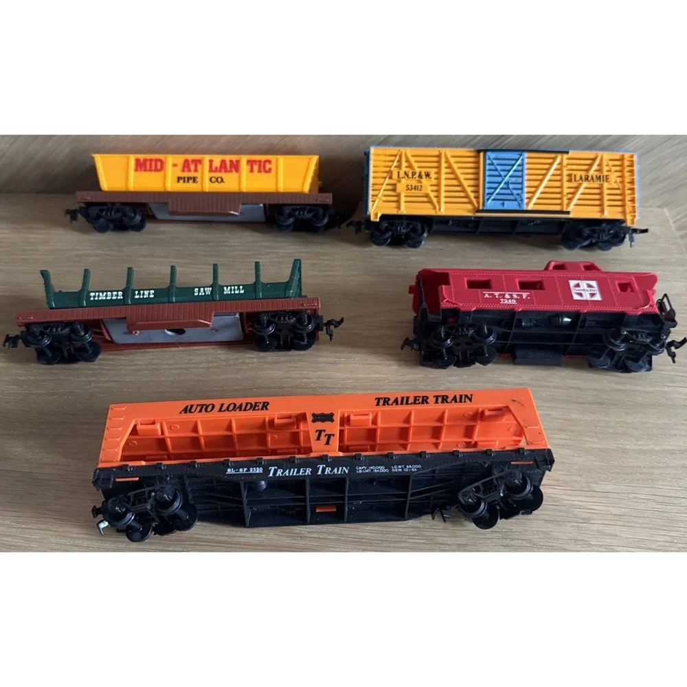 Lot Of 5 HO Train Cars (Auto loader, Laramie, Timber Saw Mill, Pipe Co.)